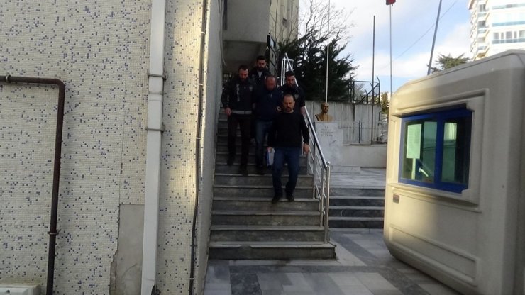 Eşiyle ilişkisi olduğunu düşündüğü şahsa kurşun yağdırdı