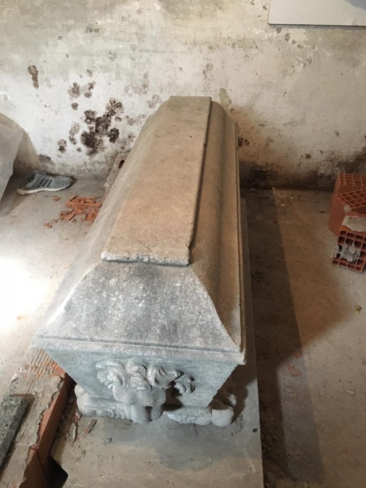 İzmir’de Roma dönemine ait bin 500 yıllık sunak ele geçirildi