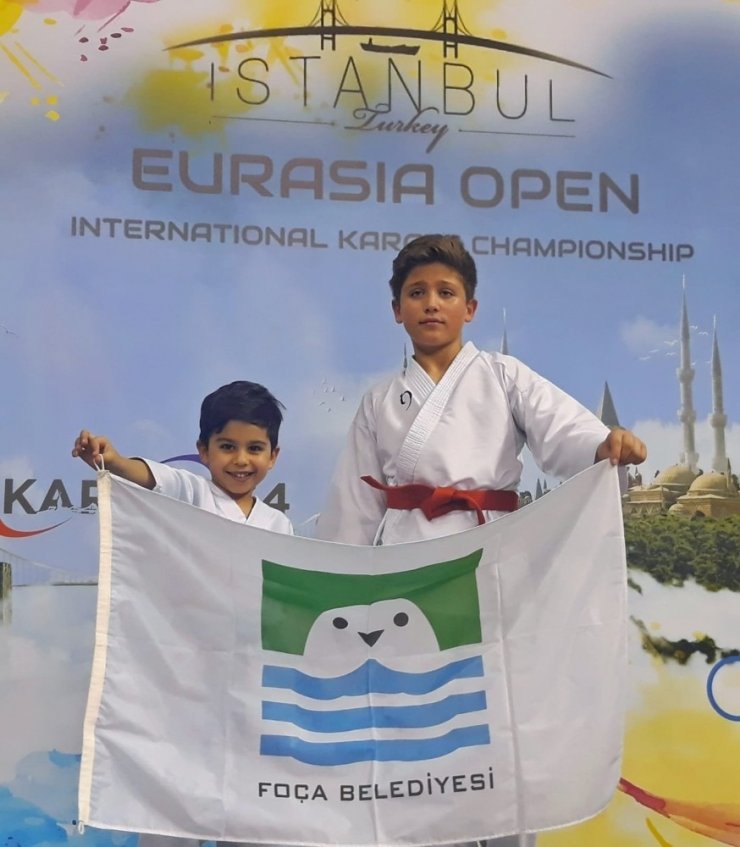 Foçalı karateci kardeşler madalyalarla döndü