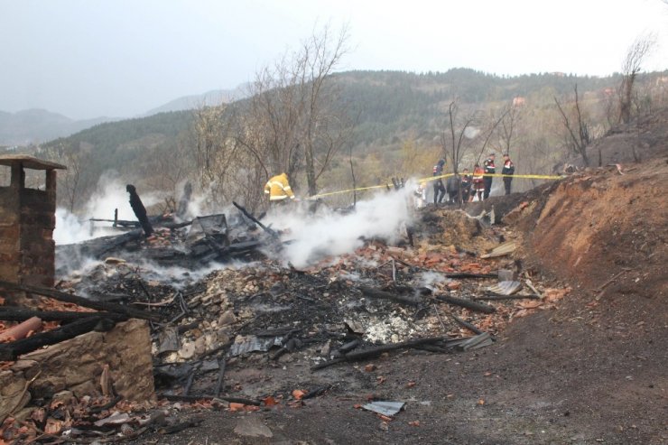 Evinin önünde yaktığı anız, canına mal oldu