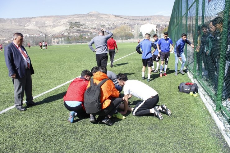 Ayağı kırılan futbolcu, sedye olmadığı için kucakta taşındı