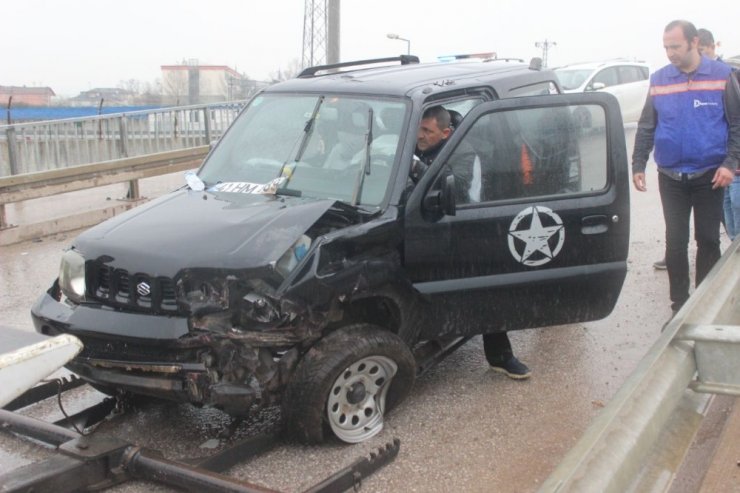 İki otomobil kafa kafaya çarpıştı: 3 yaralı
