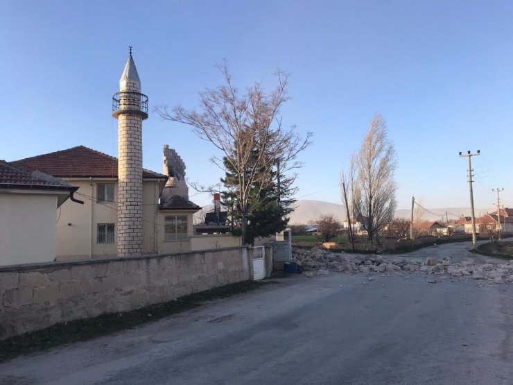 Fırtına minareleri devirdi, çatıları uçurdu