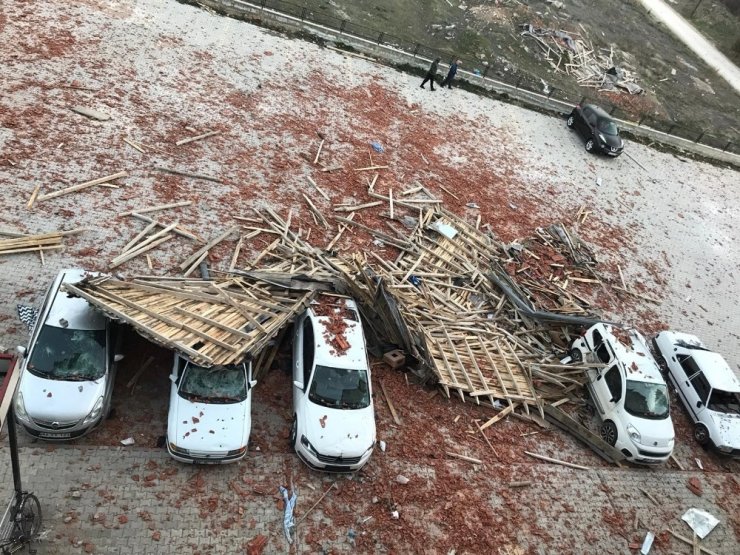 Fırtına minareleri devirdi, çatıları uçurdu