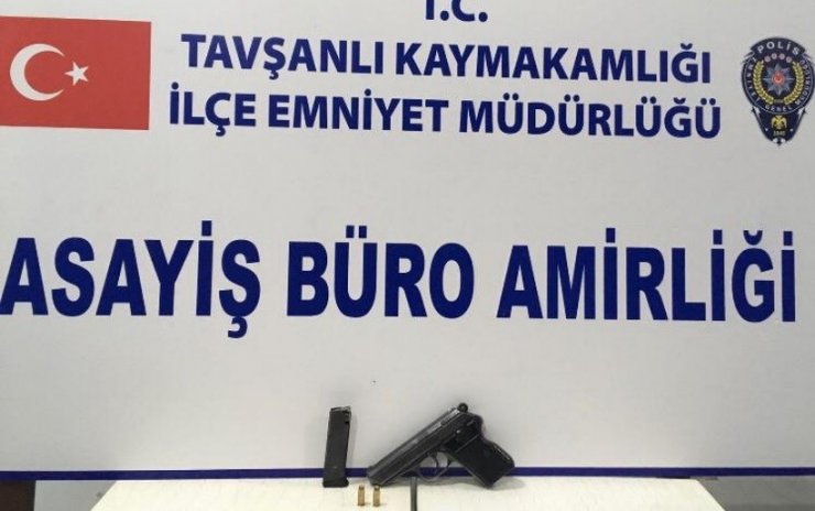 Tavşanlı’da polis 8 ayrı adreste kaçak silah ele geçirdi