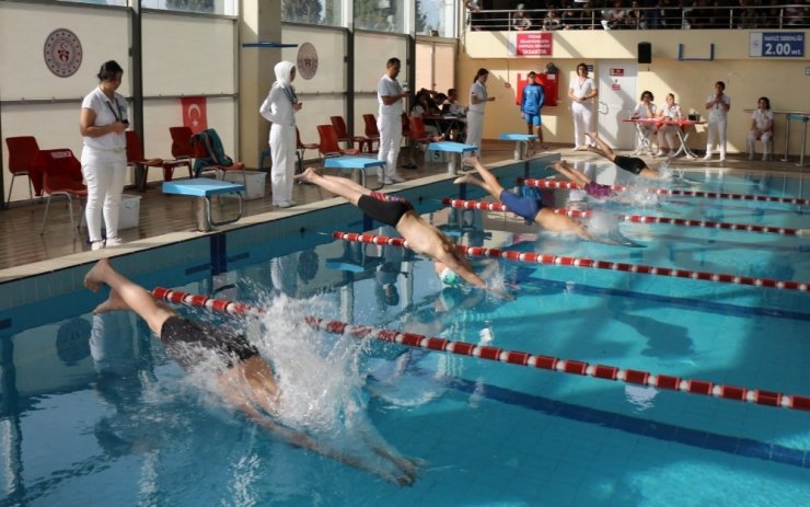 Yıldız kulaçlar Manisa’da kıyasıya yarıştı