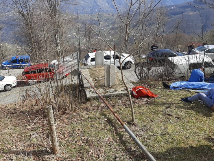 Şehit mezarının devrilen bayrak direğini kaldırmaya çalışırken yüksek gerilime kapılarak hayatını kaybetti