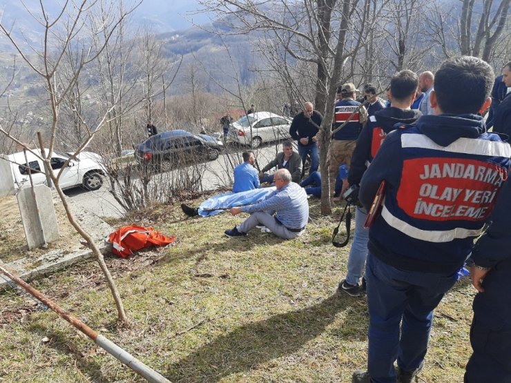 Şehit mezarının devrilen bayrak direğini kaldırmaya çalışırken yüksek gerilime kapılarak hayatını kaybetti