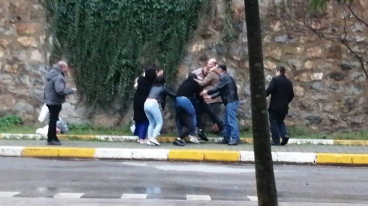 Kadından, erkek arkadaşına saldıran şahsa tekmeli müdahale kamerada