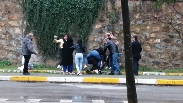Kadından, erkek arkadaşına saldıran şahsa tekmeli müdahale kamerada