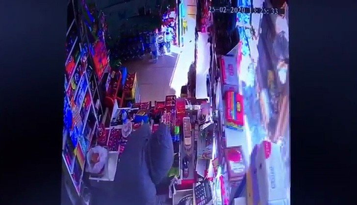 Uyuşturucu etkisinde olan şahsın bıçakla market soyduğu anlar kamerada