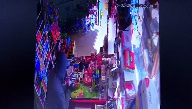 Uyuşturucu etkisinde olan şahsın bıçakla market soyduğu anlar kamerada