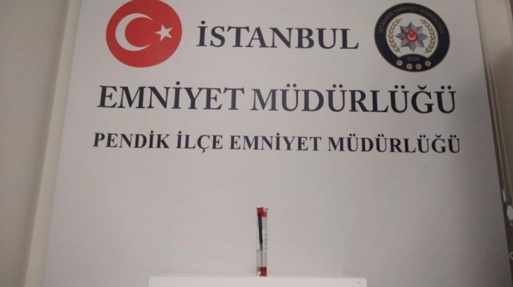 Uyuşturucu etkisinde olan şahsın bıçakla market soyduğu anlar kamerada