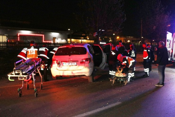 Kontrolden çıkan araç ağaca çarptı: 3 yaralı