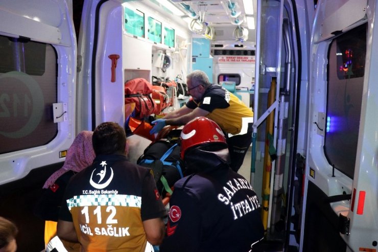 Kontrolden çıkan araç ağaca çarptı: 3 yaralı