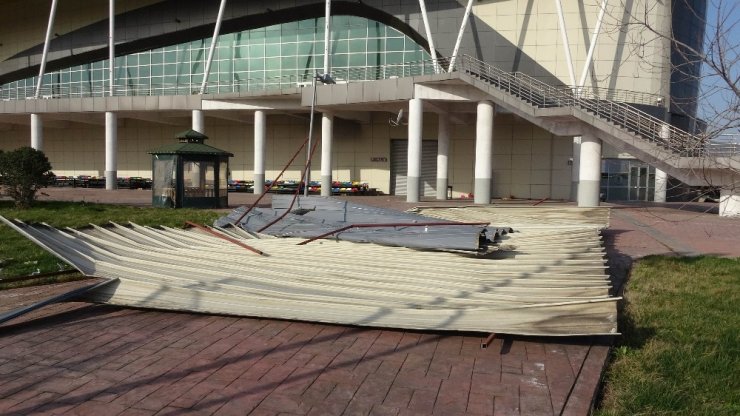 Samsun’da şiddetli rüzgar kapalı spor salonunun çatısını uçurdu