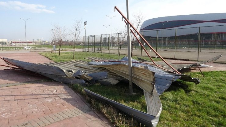 Samsun’da şiddetli rüzgar kapalı spor salonunun çatısını uçurdu