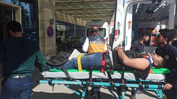 Siirt’te kontrolden çıkan pikap park halindeki otomobile çarptı: 3 yaralı