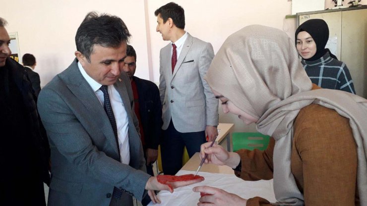 Sorgun Araplı İlkokulu öğrencilerinden sanat sergisi