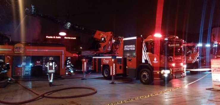 Tarihi Eyüp Meydanındaki kafede çıkan yangın paniğe sebep oldu