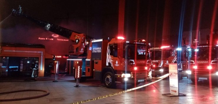 Tarihi Eyüp Meydanındaki kafede çıkan yangın paniğe sebep oldu
