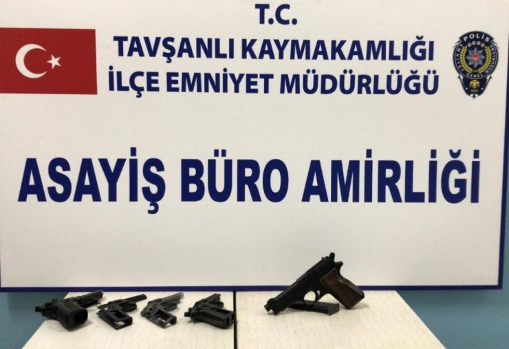 Tavşanlı’da polis 8 ayrı adreste kaçak silah ele geçirdi