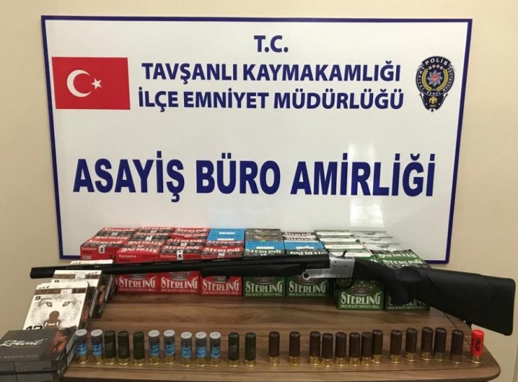 Tavşanlı’da polis 8 ayrı adreste kaçak silah ele geçirdi