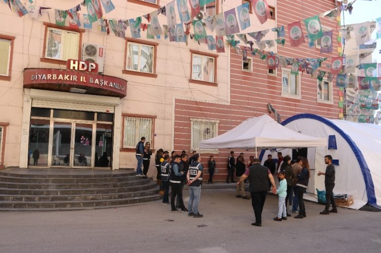 Teröristlerin kaçırdığı er, HDP binasına getirildikten sonra Lice kırsalına götürülmüş