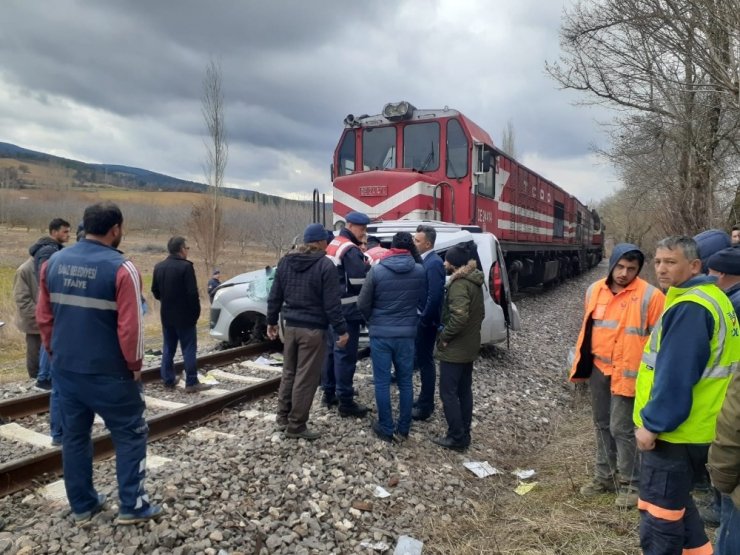 Tren, hafif ticari araca çarptı: 2 ölü, 2 yaralı
