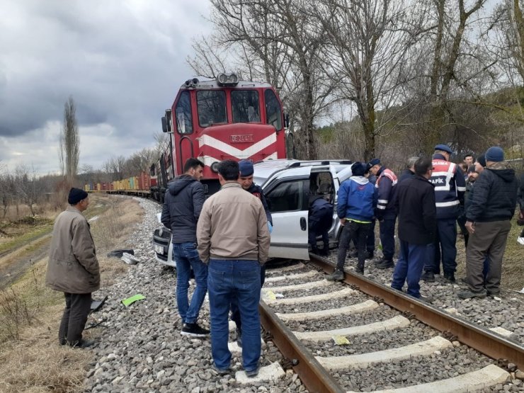 Tren, hafif ticari araca çarptı: 2 ölü, 2 yaralı