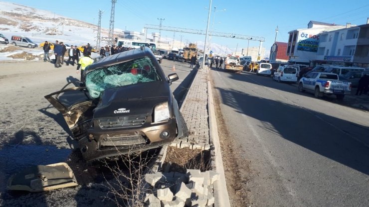 Çaldıran’da kamyonetler çarpıştı: 1 ölü, 4 yaralı