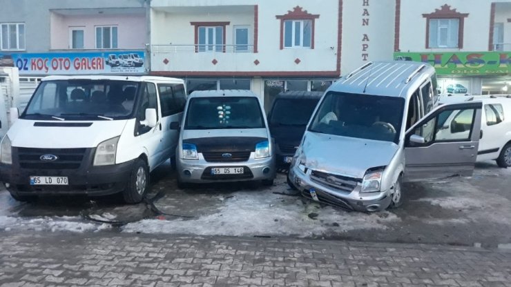 Kontrolden çıkan kamyonet adeta uçtu