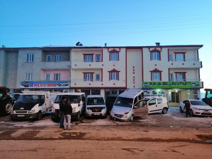 Kontrolden çıkan kamyonet adeta uçtu