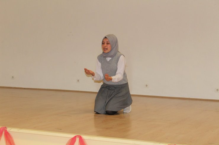 Yunak'ta "İstiklal Marşı'nı Ezbere ve Güzel Okuma" yarışması