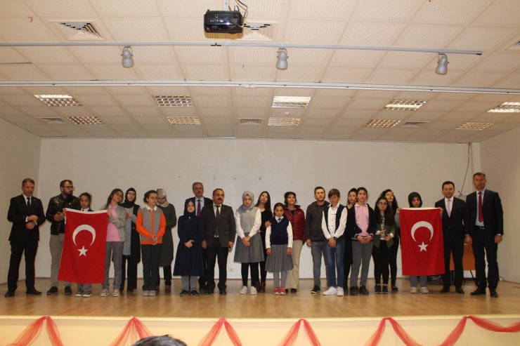 Yunak'ta "İstiklal Marşı'nı Ezbere ve Güzel Okuma" yarışması
