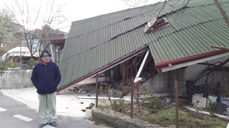 Zonguldak’ta kuvvetli rüzgar çatıları uçurdu