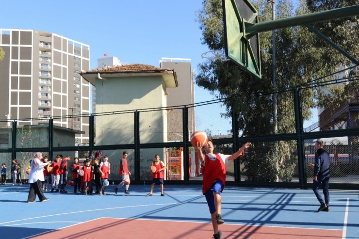 Akdeniz Belediyesi’nin tenis ve basketbol kurslarına yoğun ilgi