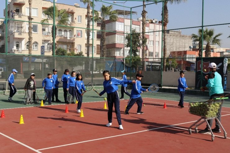 Akdeniz Belediyesi’nin tenis ve basketbol kurslarına yoğun ilgi