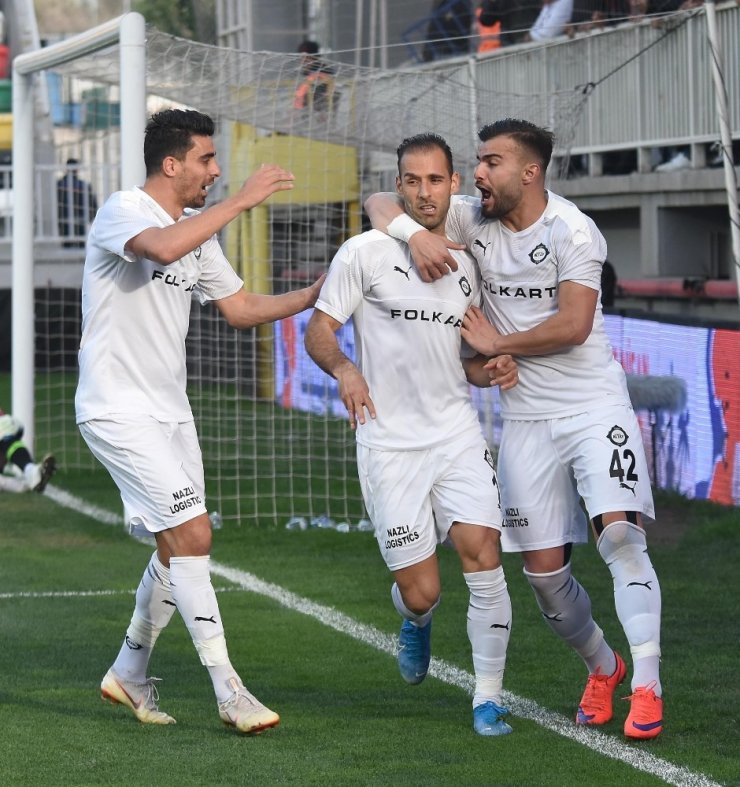 Altay, Bornova’da şans tanımıyor