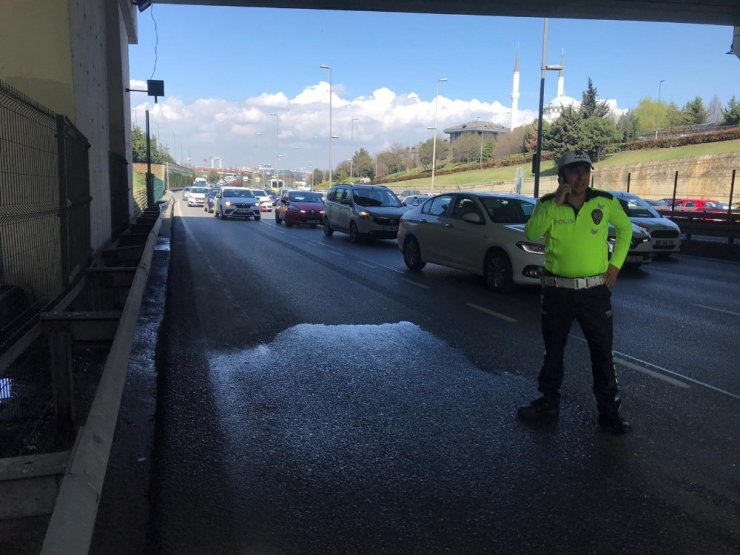 Üst geçitten damlayan su motosikletli polislere kaza yaptırdı: 2 polis yaralı