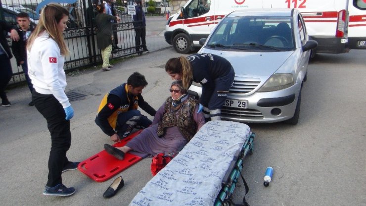 Yolun karşısına geçmeye çalışan kadına otomobil çarptı