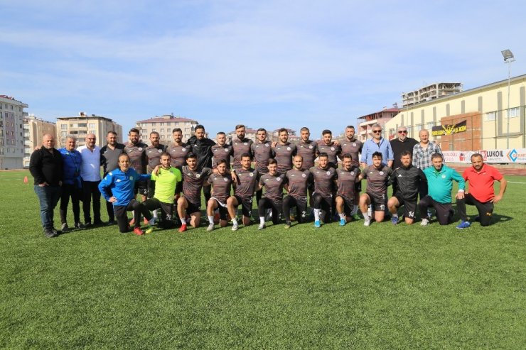 Başkan, futbolcu maaşları için kredi çekti, evini sattı!