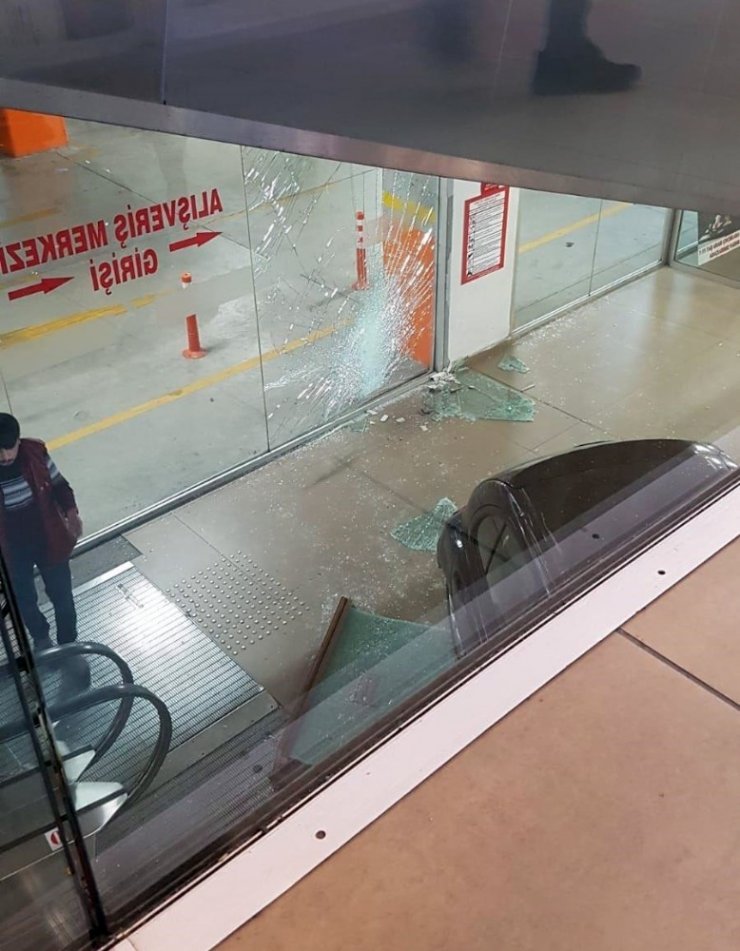 Avcılar’da otoparkta kaza: Sürücü AVM’ye daldı