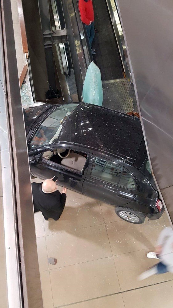 Avcılar’da otoparkta kaza: Sürücü AVM’ye daldı
