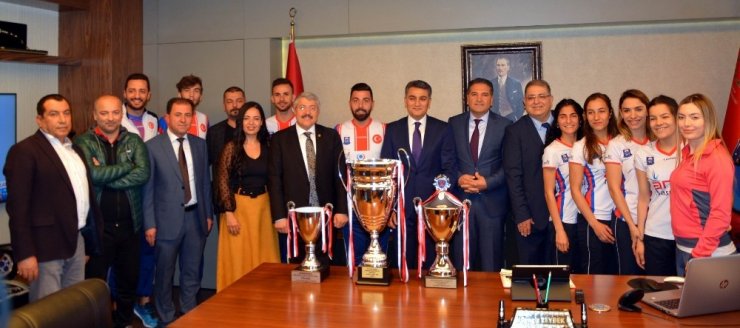 Başarılı hokeycilere altın ödülü