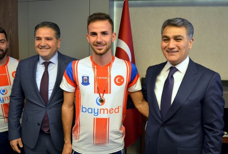 Başarılı hokeycilere altın ödülü