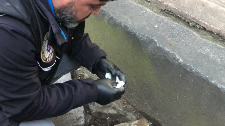 Uyuşturucu satıcıları bunu da yaptı, türbeye uyuşturucu sakladı