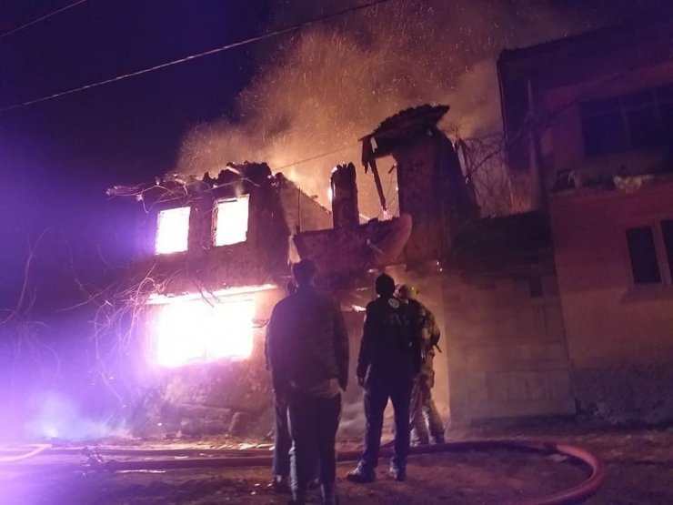 Geceyi alevler aydınlattı