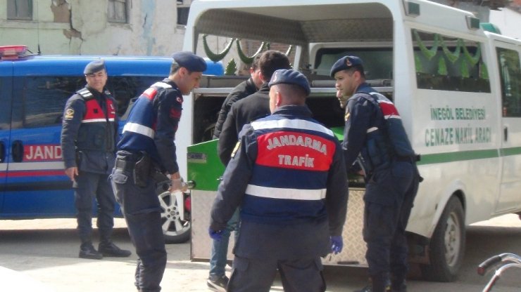 Süt toplayan kamyonetin altında kaldı