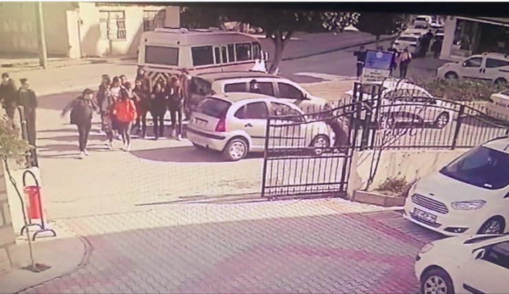 Yolun karşısına geçmeye çalışan kadına otomobil çarptı